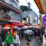 Lloviendo en la calle Takeshita de Tokio y paraguas transparentes