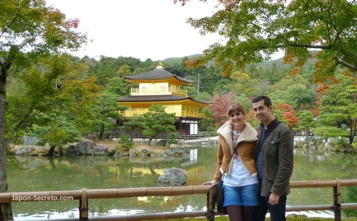 Pabellón Dorado o Kinkakuji en Kioto. Momiji en otoño