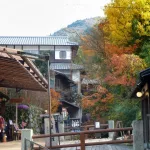 Momiji en Ohara, un pueblo cerca de Kioto en la montaña. Japón rural en otoño.