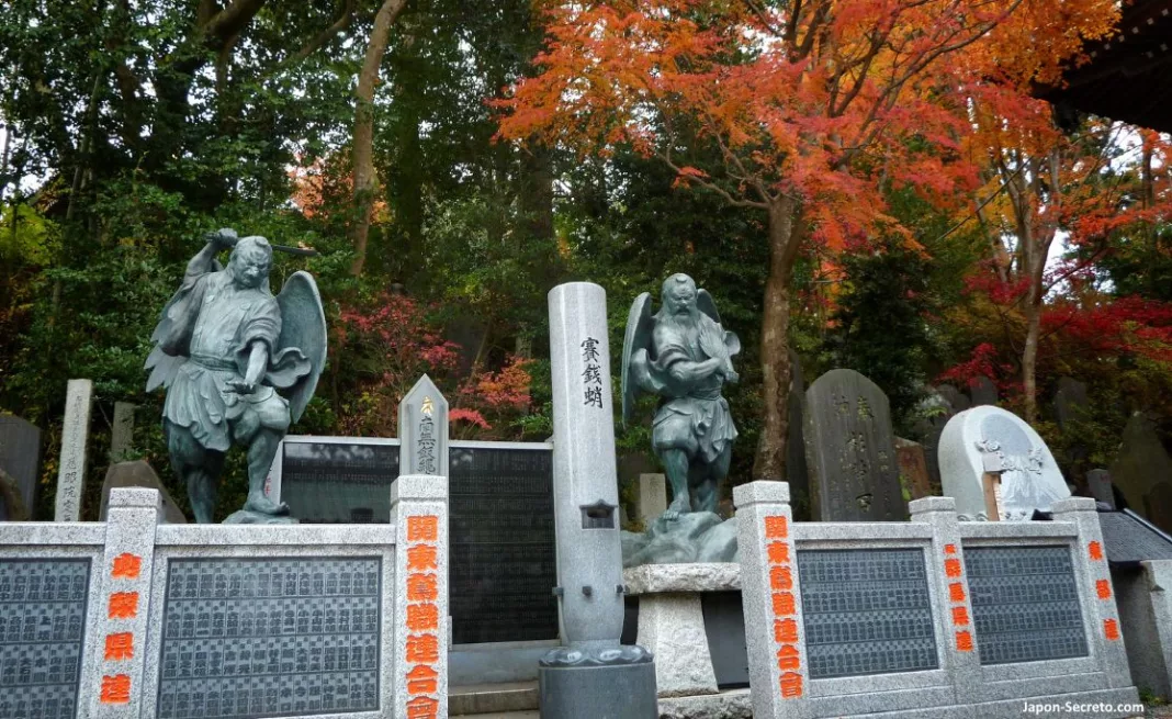 Estatuas de O tengu y Karasu Tengu en el Templo Yakuoin. Monte Takao o Takaosan en Tokio. Otoño. Momiji.