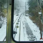 Viaje al Monte Koya o Koyasan (Wakayama): subiendo en el funicular de Gokurakubashi. Nieve en invierno