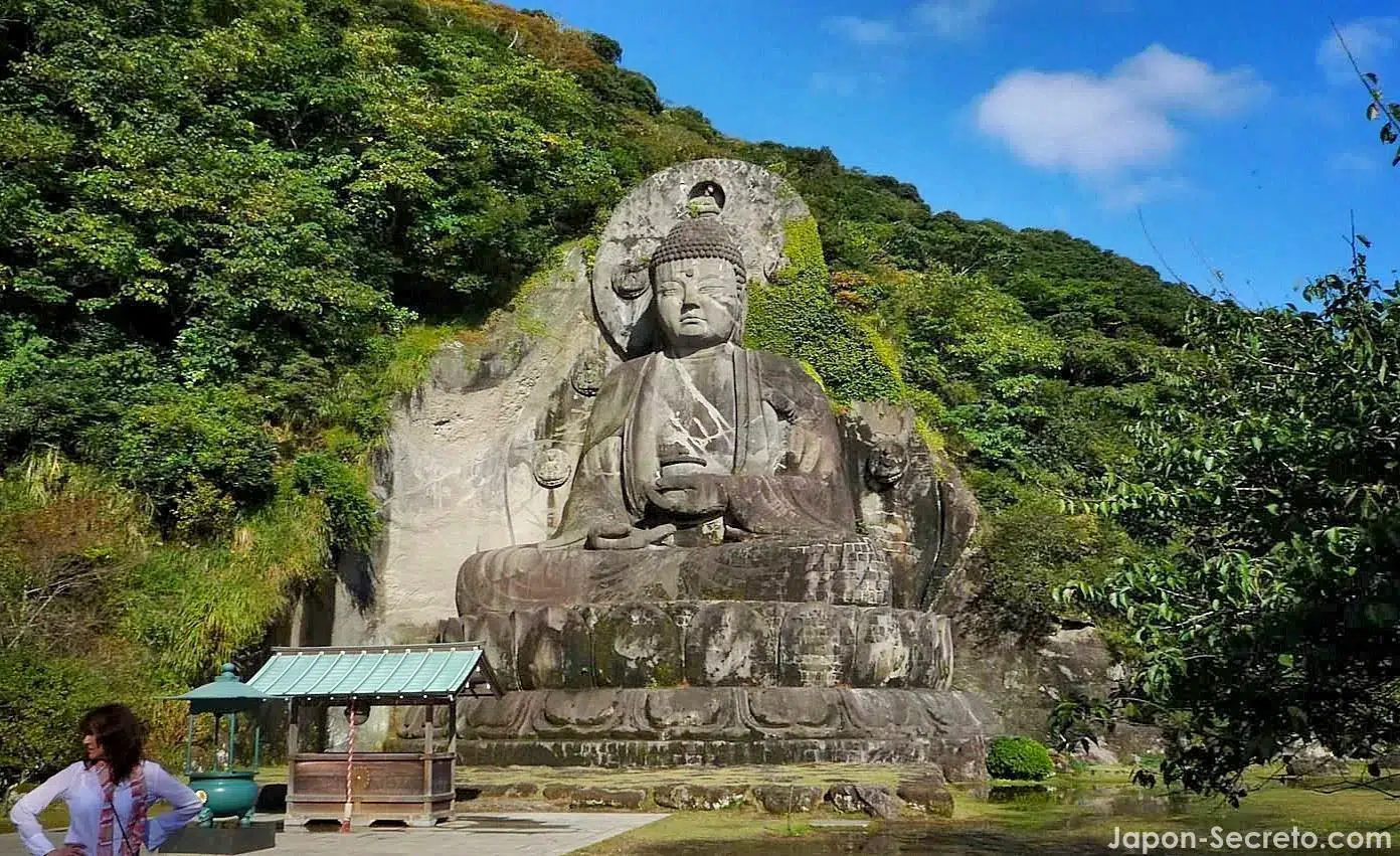 Buda del templo Nihonji en el monte Nokogiri (Chiba), cerca de Tokio. El Buda antiguo más bello y oculto de Japón