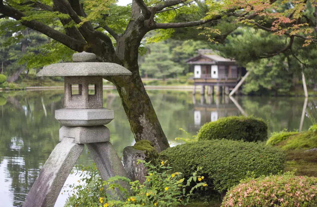 Lámpara de piedra del jardín Kenrokuen de Kanazawa, en los Alpes Japoneses (Hokuriku)