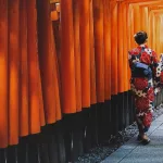 Chicas en kimono paseando por el túnel de toriis del santuario Fushimi Inari Taisha de Kioto