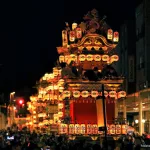 Procesión nocturna del Hachiman Matsuri o Festival de Otoño de Takayama (Aki No Takayama Matsuri, 秋の高山祭), considerado uno de los tres festivales más famosos y bonitos de Japón