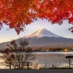 Vista del Monte Fuji desde el lago Kawaguchi en otoño