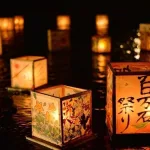 Farolillos flotando o toro nagashi en la noche de Obon en Japón