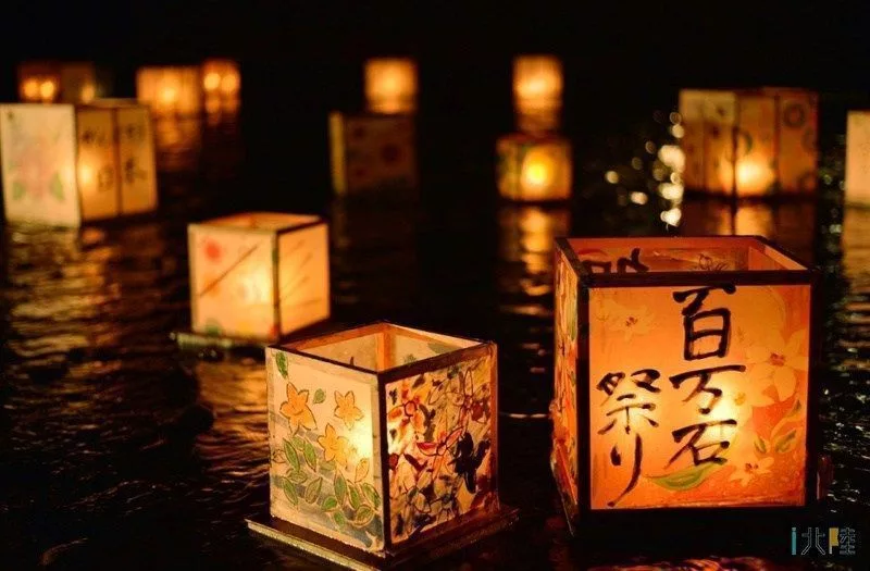 Farolillos flotando o toro nagashi en la noche de Obon en Japón