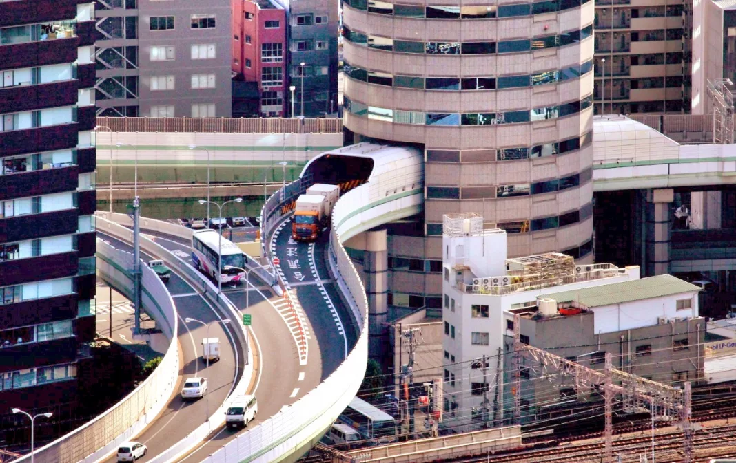 Gate Tower Building: el edificio de Osaka atravesado por una carretera