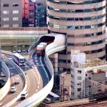 Gate Tower Building: el edificio de Osaka atravesado por una carretera