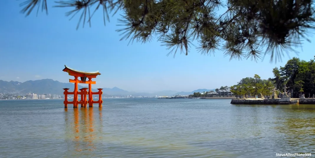 Torii del santuario Itsukushima en la isla de Miyajima (Hiroshima)