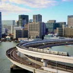 Tren autodirigido Yurikamome circulando entre Odaiba y Minato (Tokio)