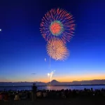 Festival de fuegos artificiales de la playa de Zushi (逗子海岸花火大会), en Tokio