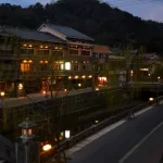 Kinosaki Onsen de noche. Dormir en un ryokan
