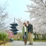 Luna de miel en Japón. Cerezos en flor (sakura) en Japón. Primavera. Cerezos en Kioto. Templo Toji. Pagoda.