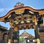 Entrada al castillo de Nijo o Nijojo en Kioto, puerta Karamon