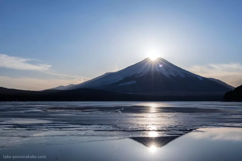Vista del efecto diamante desde el lago Yamanaka o Yamanakako