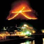 El festival Gozan No Okuribi (五山送り火) o Daimonji de Kioto, celebrado en verano, el 16 de agosto. Festivales de verano en Japón