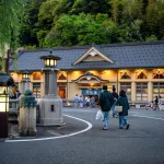 Paseando en yukata por Kinosaki Onsen para bañarse en uno de sus siete onsen