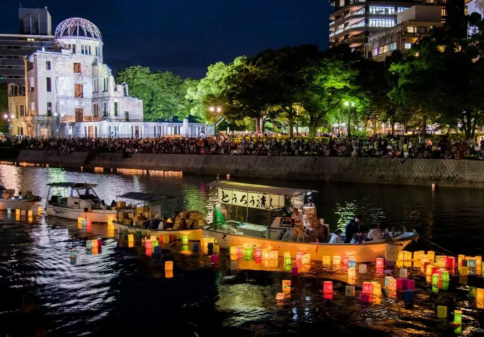 Ritual Toro Nagashi de farolillos flotando sobre el río Ota en Hiroshima en recuerdo de las víctimas de la bomba atómica el 6 de agosto de 1945