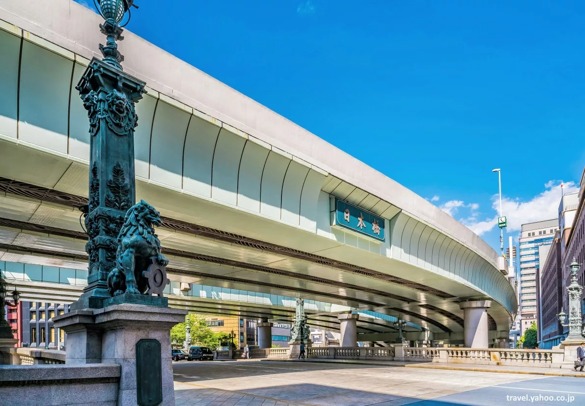 Histórico puente Nihonbashi en el barrio del mismo nombre en Tokio, kilómetro cero de Japón