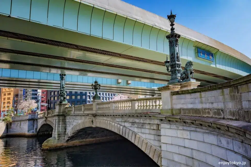 Histórico puente Nihonbashi en el barrio del mismo nombre en Tokio, kilómetro cero de Japón