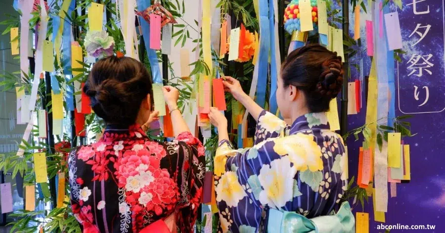 Colgando cintas tanzaku durante la celebración del festival Tanabata en Japón, la fiesta de las estrellas, en verano