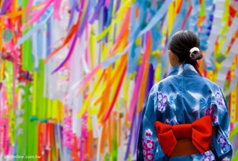 Cintas tanzaku durante la celebración del festival Tanabata en Japón, la fiesta de las estrellas, en verano