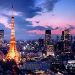 Vista nocturna de la Torre de Tokio o Tokyo Tower iluminada