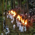 El espectacular festival del fuego de Nachi o Nachi No Ōgi Matsuri (那智の扇祭り), celebrado el 14 de julio en Nachi Taisha, en pleno Kumano Kodo