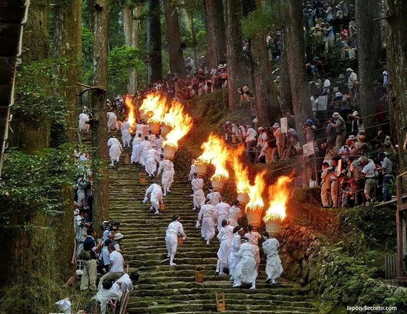 El espectacular festival del fuego de Nachi o Nachi No Ōgi Matsuri (那智の扇祭り), celebrado el 14 de julio en Nachi Taisha, en pleno Kumano Kodo