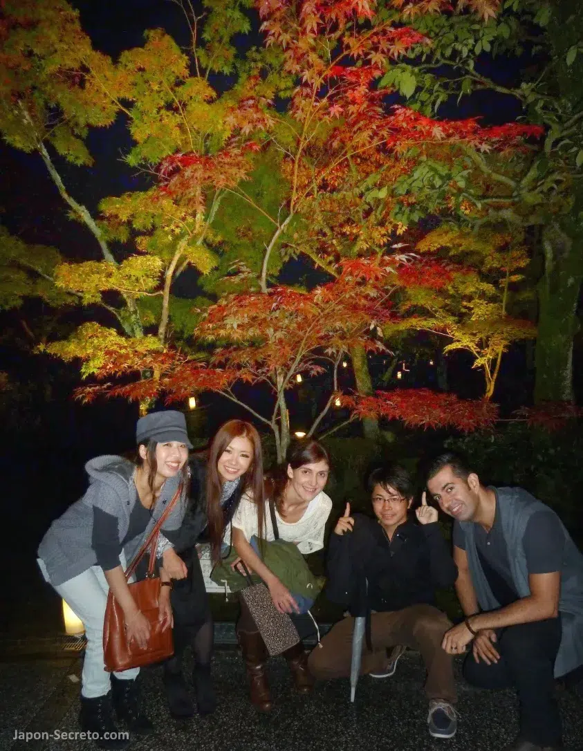 Visitando el templo Eikando de Kioto y su momiji iluminado por la noche en noviembre de 2011