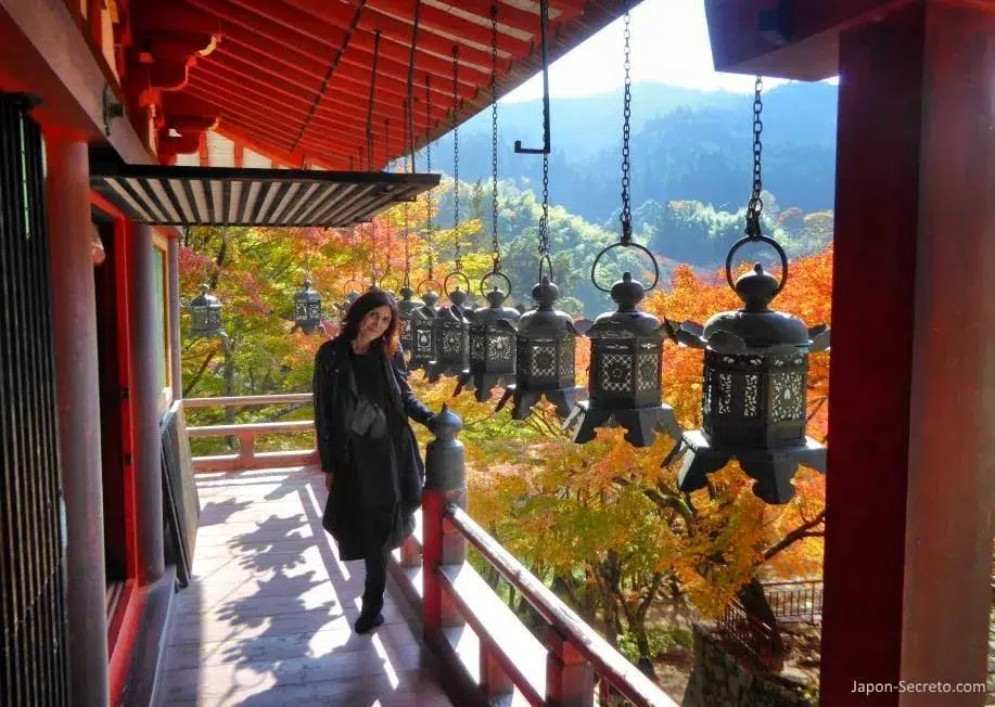 Balcón de los faroles de bronce del santuario Tanzan (談山神社) en Sakurai (prefectura de Nara)