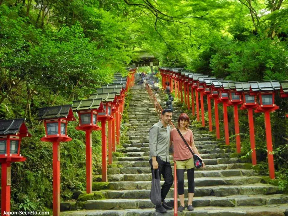 Luna de miel en Japón o viaje de novios a Japón. Famosas escaleras de acceso al santuario Kifune. Excursión a Kibune (Kioto) en verano.