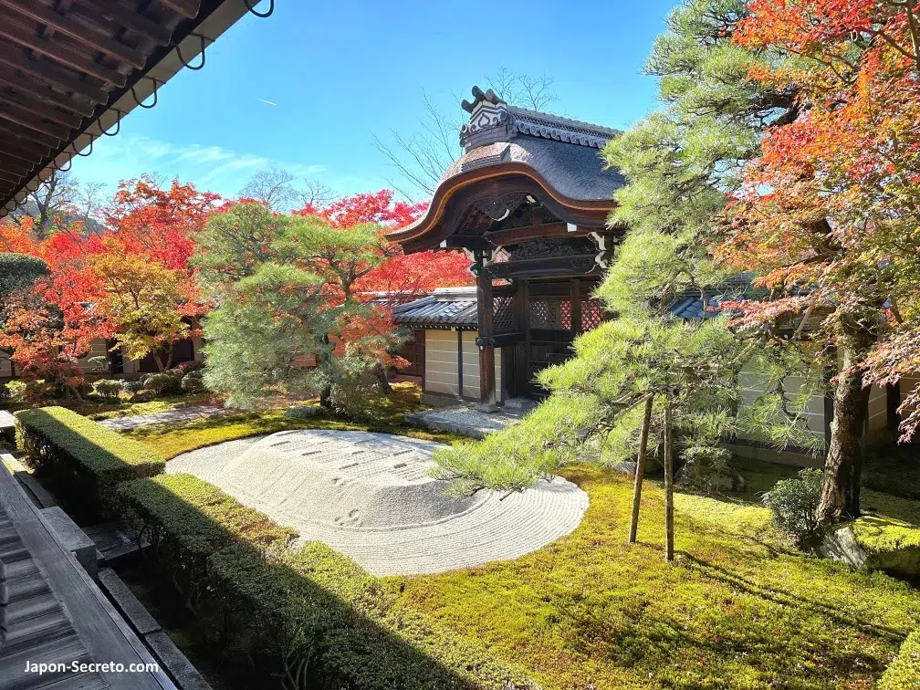 El templo Eikandō Zenrinji (永観堂禅林寺), Eikandō (永観堂) o Eikan-do al sur del barrio de Higashiyama en Kioto momiji otoño