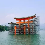 Puerta torii de Miyajima en obras. Andamios en el santuario Itsukushima (Hiroshima). Foto del 5 de agosto de 2019