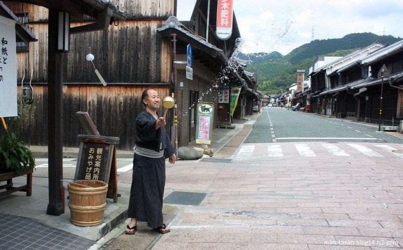 Verano en Japón: la tradición del "uchimizu" (打ち水)