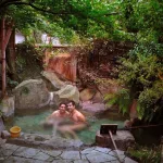 Baño termal onsen exterior o rotenburo kashikiri (貸し切り) o reservado en Japón.