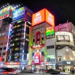 Tiendas del barrio de Akihabara en Tokio por la noche