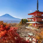 Pagoda Chureito (Fujiyoshida) y Monte Fuji al fondo durante el otoño rodeado de hojas rojas de árboles arces