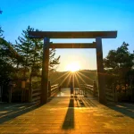 Durante el año nuevo, 正月 (shōgatsu) en Japón, el 初日の出 (hatsuhinode, "primera salida del sol") es tradición, sobre todo en pueblos pequeños