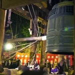 En ōmisoka (大晦日), la nochevieja en Japón, se celebra el hatsumōde (初詣), la primera visita del año al templo en Japón y se toca la campana en los templos 108 veces