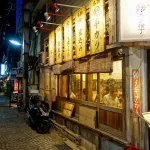 Izakaya en un callejón del barrio de Kagurazaka (Tokio)
