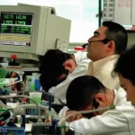 Trabajadores japoneses agotados en el trabajo