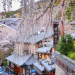 Calle Sannenzaka con cerezos en flor, barrio de Higashiyama, Kioto
