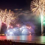 Festival de fuegos artificiales Fujisawa Enoshima Hanabi Taikai (ふじさわ江の島花火大会) en octubre cerca de Tokio