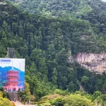 Pagoda de Nachi en obras cubierta de andamios, templo Seigantoji (青岸渡寺) y famosa cascada al fondo, en Kumano Kodo, Wakayama