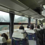 Viajando en autobús por los Alpes Japoneses, región de Oku Hida, en el otoño de 2010
