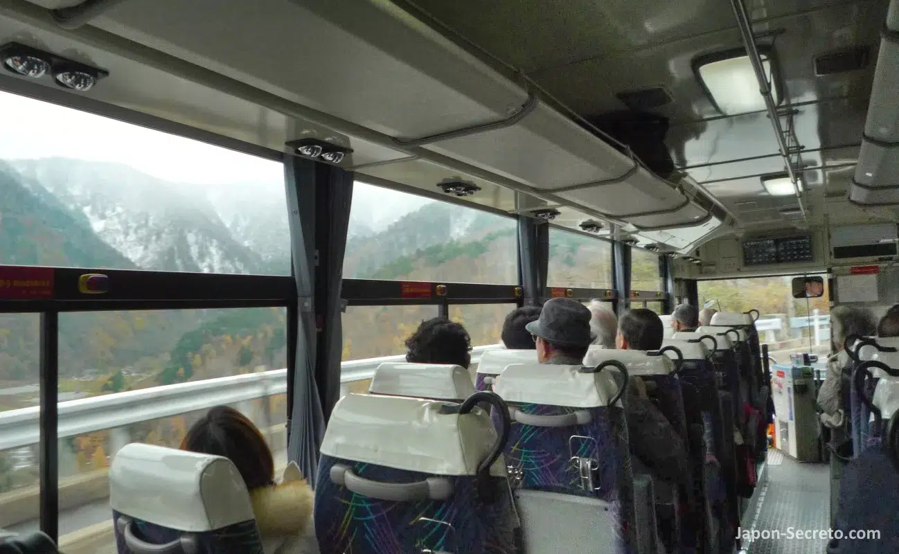 Viajando en autobús por los Alpes Japoneses, región de Oku Hida, en el otoño de 2010