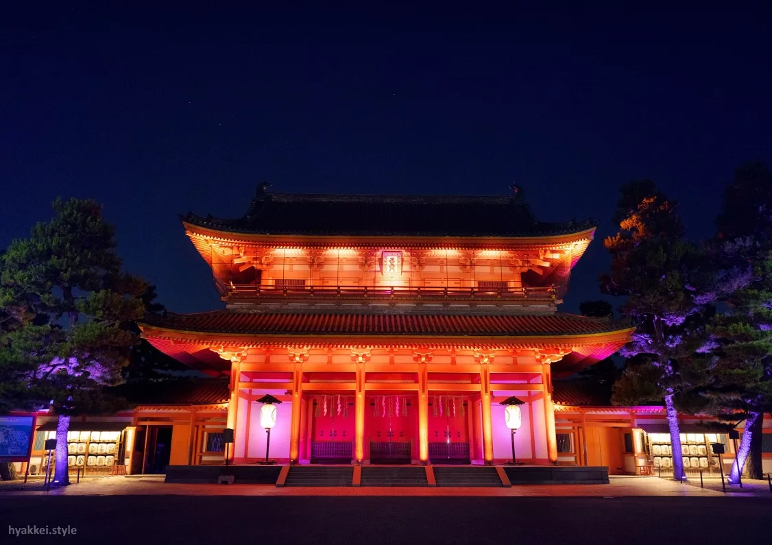 Montaje de iluminación de navidad NAKED el santuario Heian Jingu de Kioto